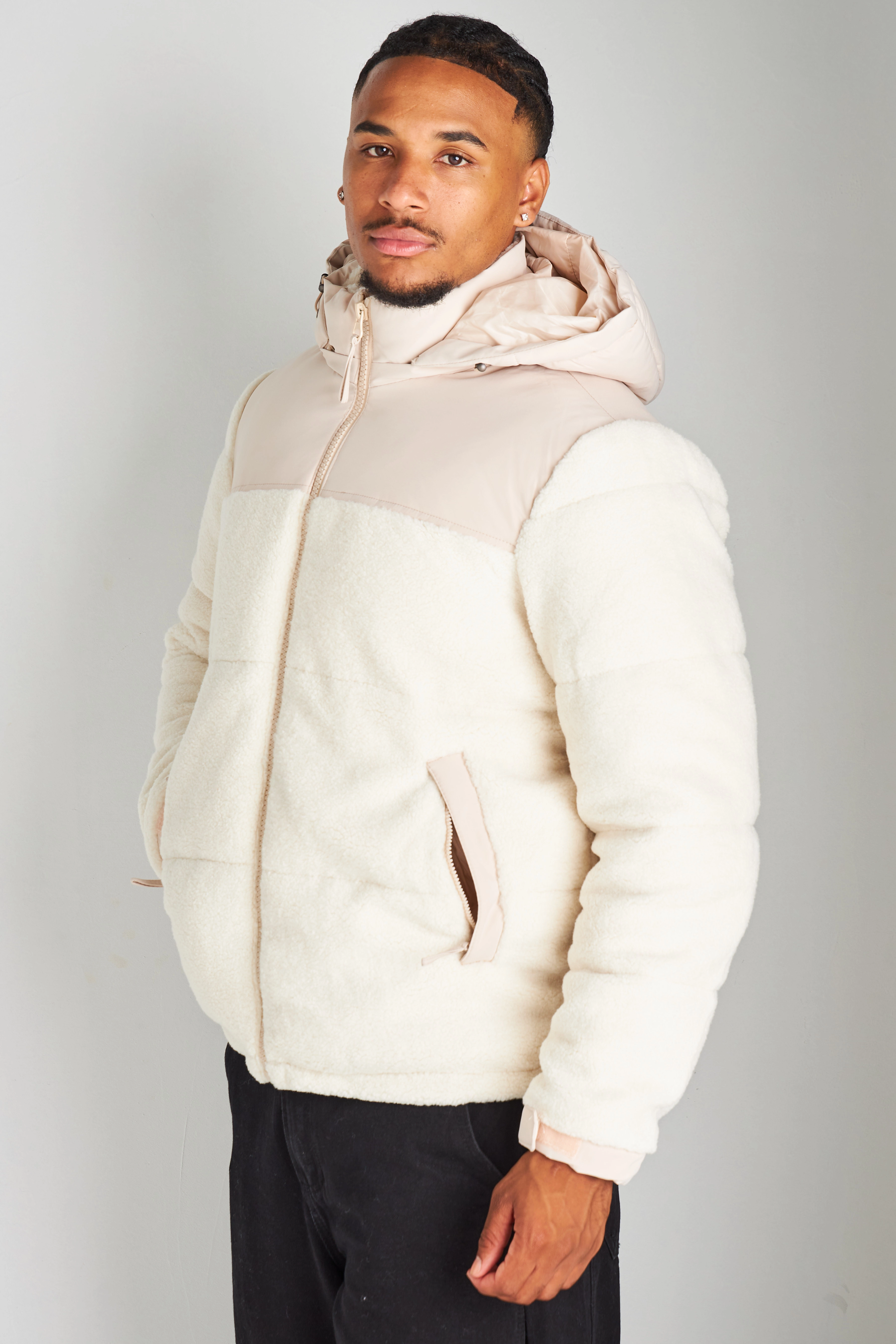 Doudoune beige matelassée à capuche et empiècement peau de mouton blanc