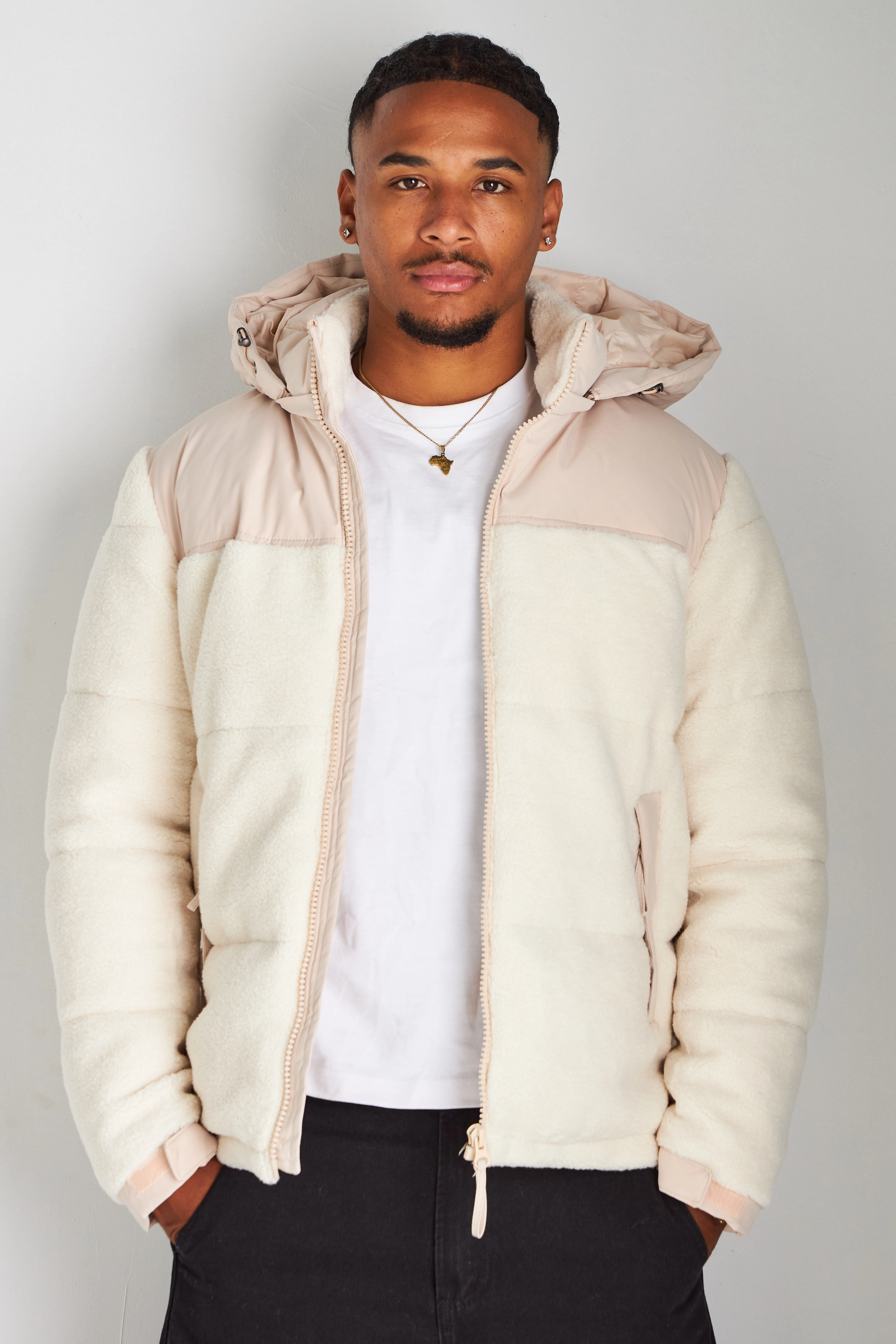 Doudoune beige matelassée à capuche et empiècement peau de mouton blanc