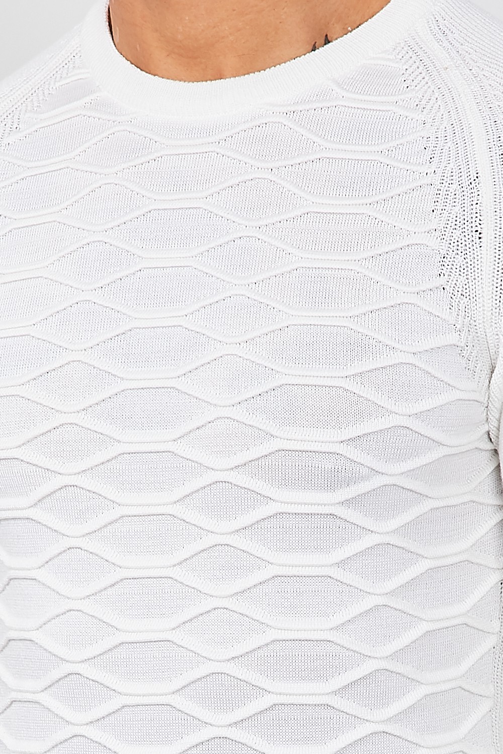 Pull blanc avec motifs en relief