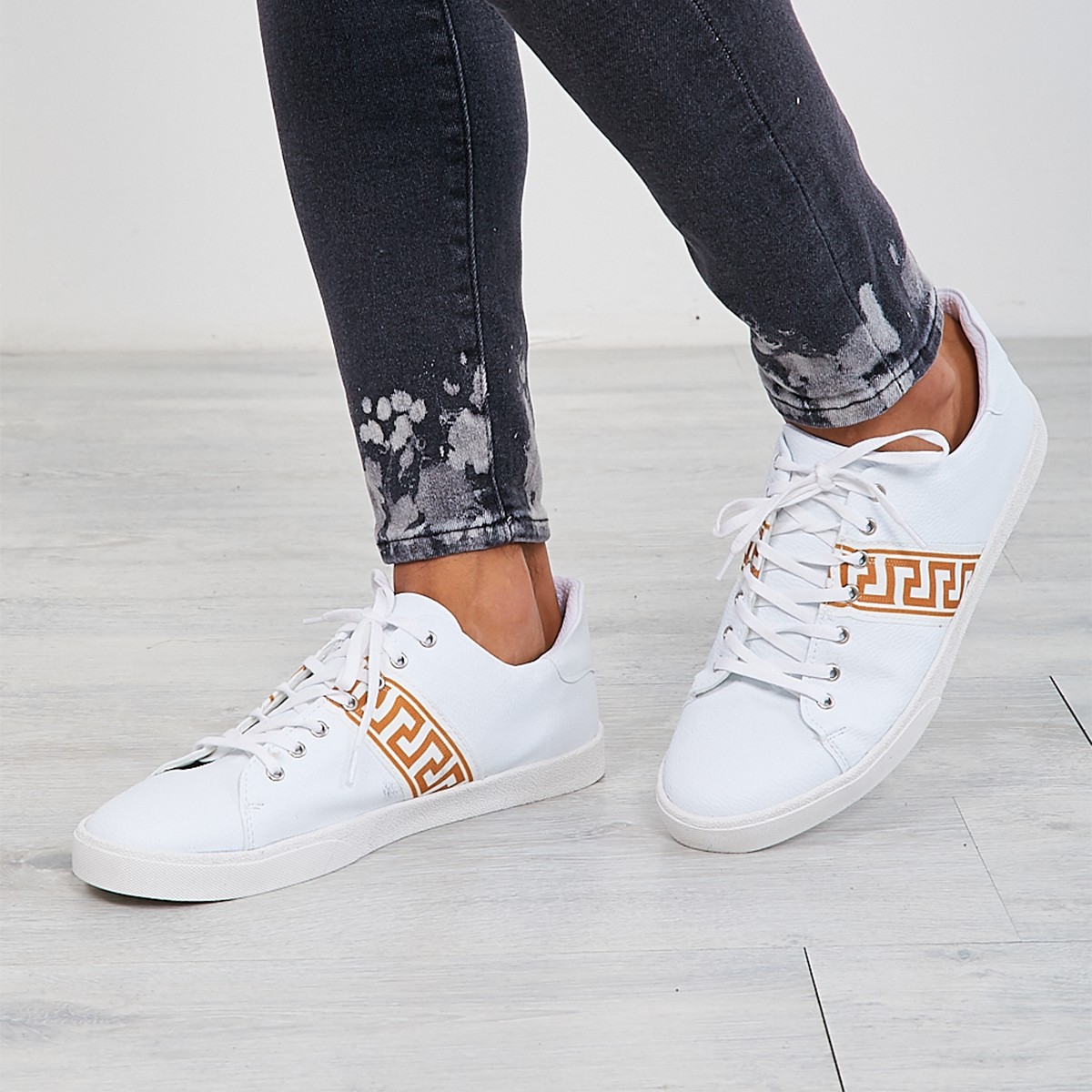 Baskets blanches avec bande spirale