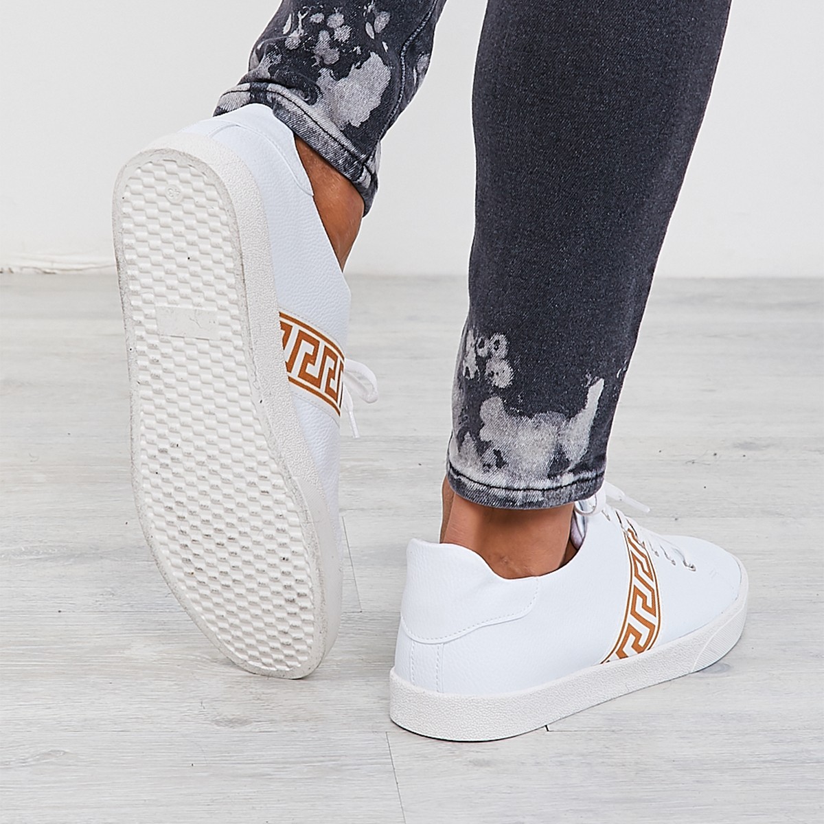 Baskets blanches avec bande spirale